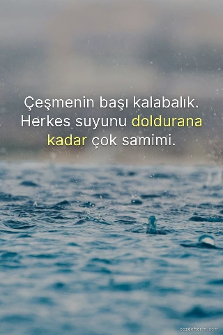 Çeşmenin başı kalabalık. Herkes suyunu doldurana kadar çok samimi.