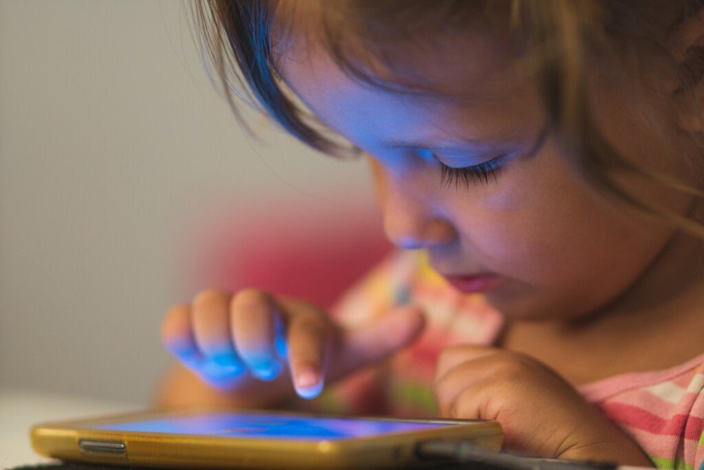 Bir tablet ile küçük kız