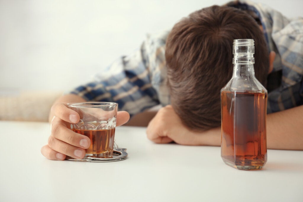 Alkol sorunları olan çocuk