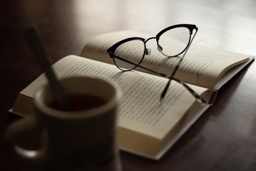 Kahve, kitap ve bardaklar