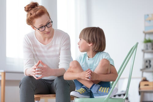 İletişim ve aile arasında yansıtıcı çocuklar yetiştirmek