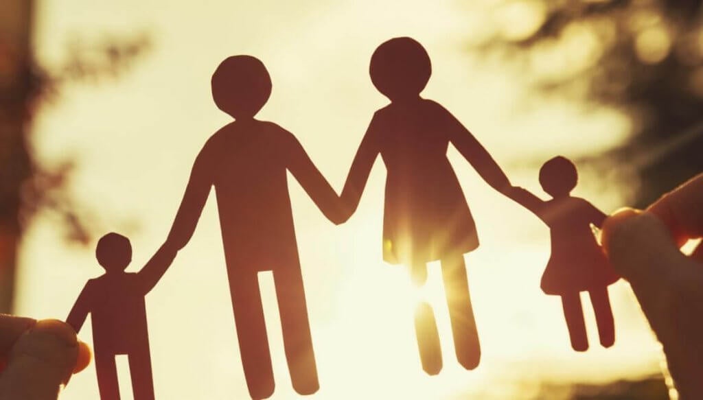 Aile zorbalığını simgeleyen aile figürleri