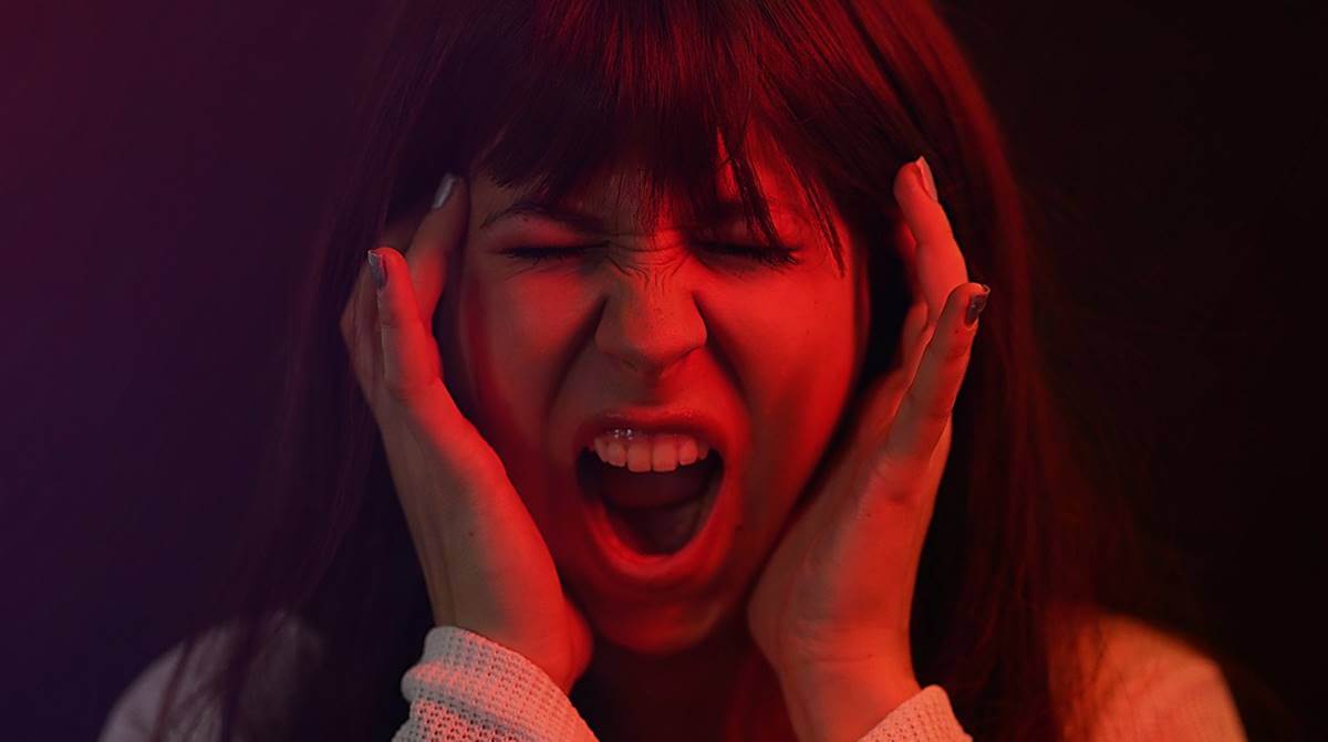 Mujer triste con las manos en la cara representando a las personas viscerales