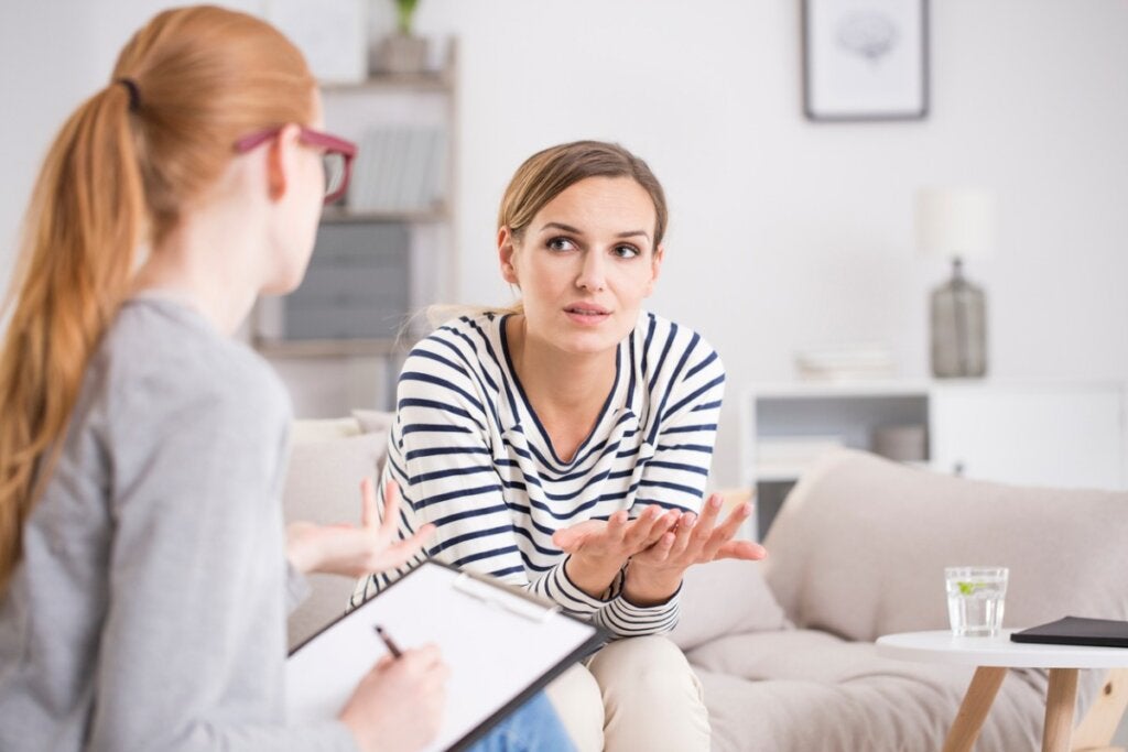 terapideki kız, depresyonun neden olumlu yorumlara inanmamızı engellediğini anlıyor