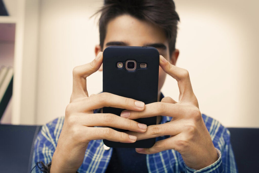 Yeni teknolojilere bağımlılık nedeniyle cep telefonu olan genç