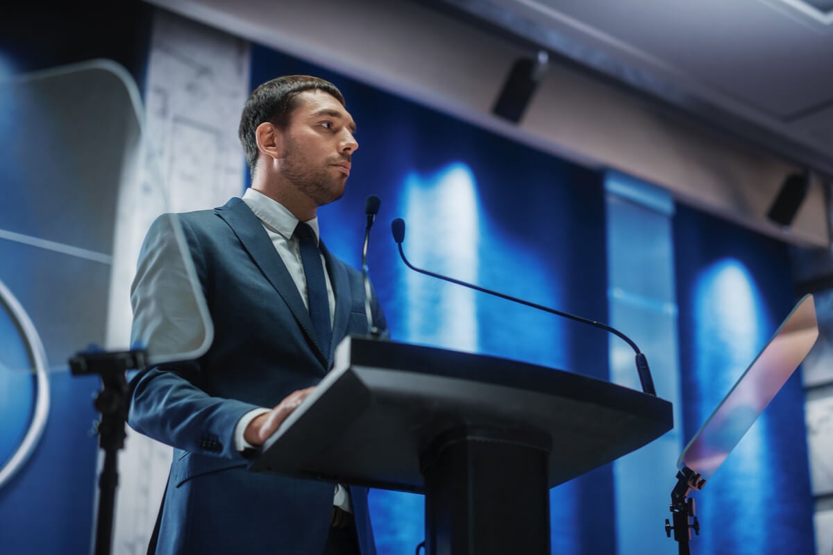 Político dando un discurso sobre psicología política