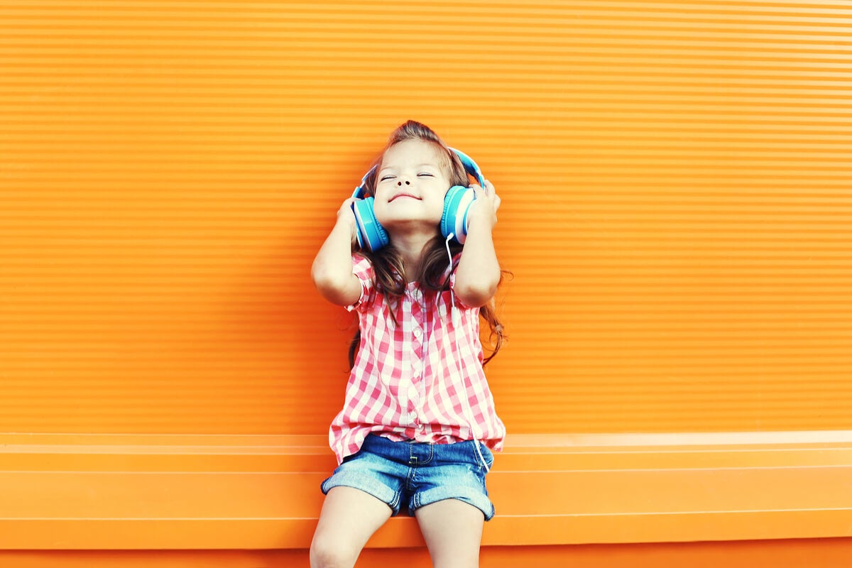 Mujer escuchando música