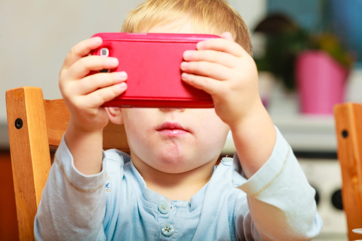 El uso excesivo de las pantallas puede causar depresión en los niños