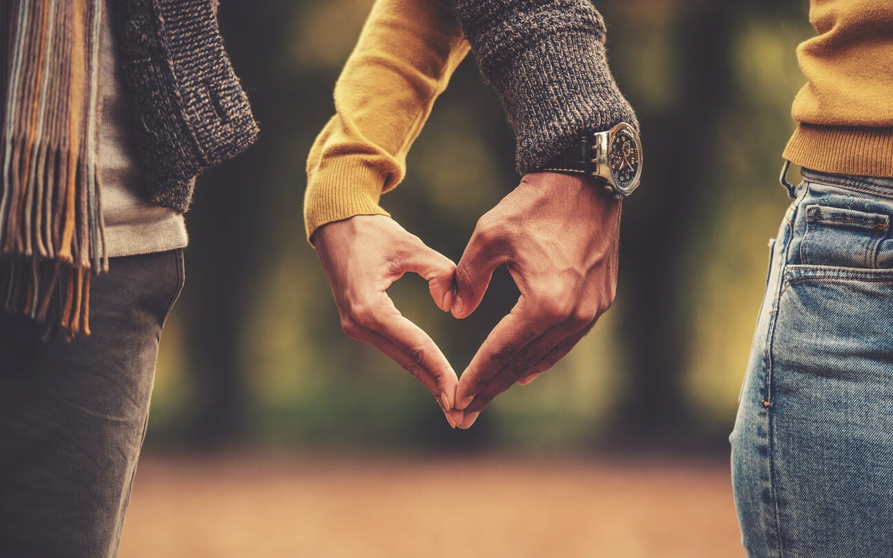 Mujer llorando porque ha caído en el amor en piloto automático