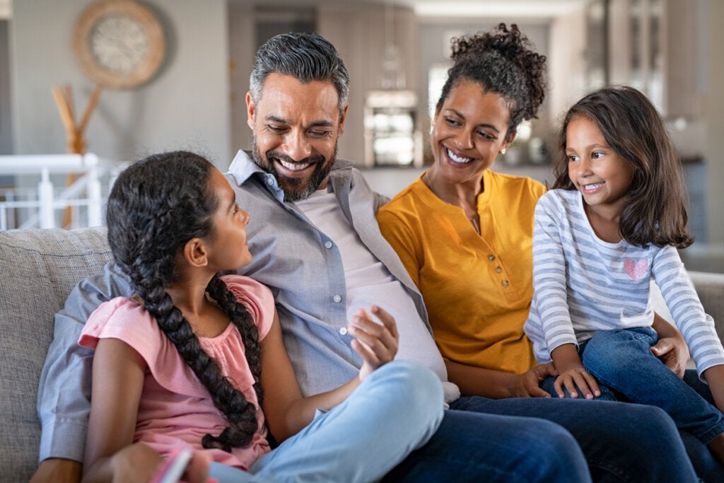Ebeveynler ve kızları aile birlikteliği hakkında konuşuyor